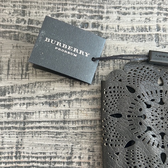 Burberry Leather Primrose gloves - Picture 9 of 17